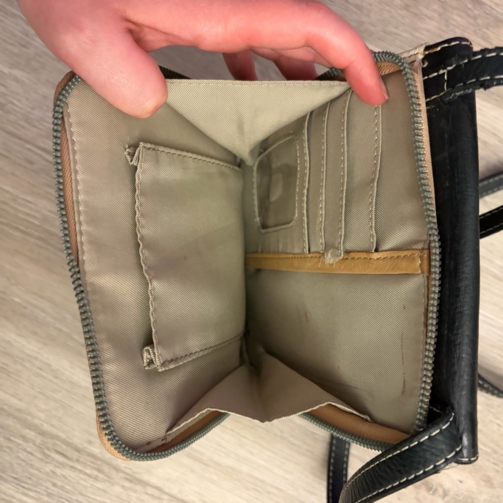 AMERICAN LEATHER CO.
Kansas Colorblock Crossbody Leather Bag - Picture 8 of 8